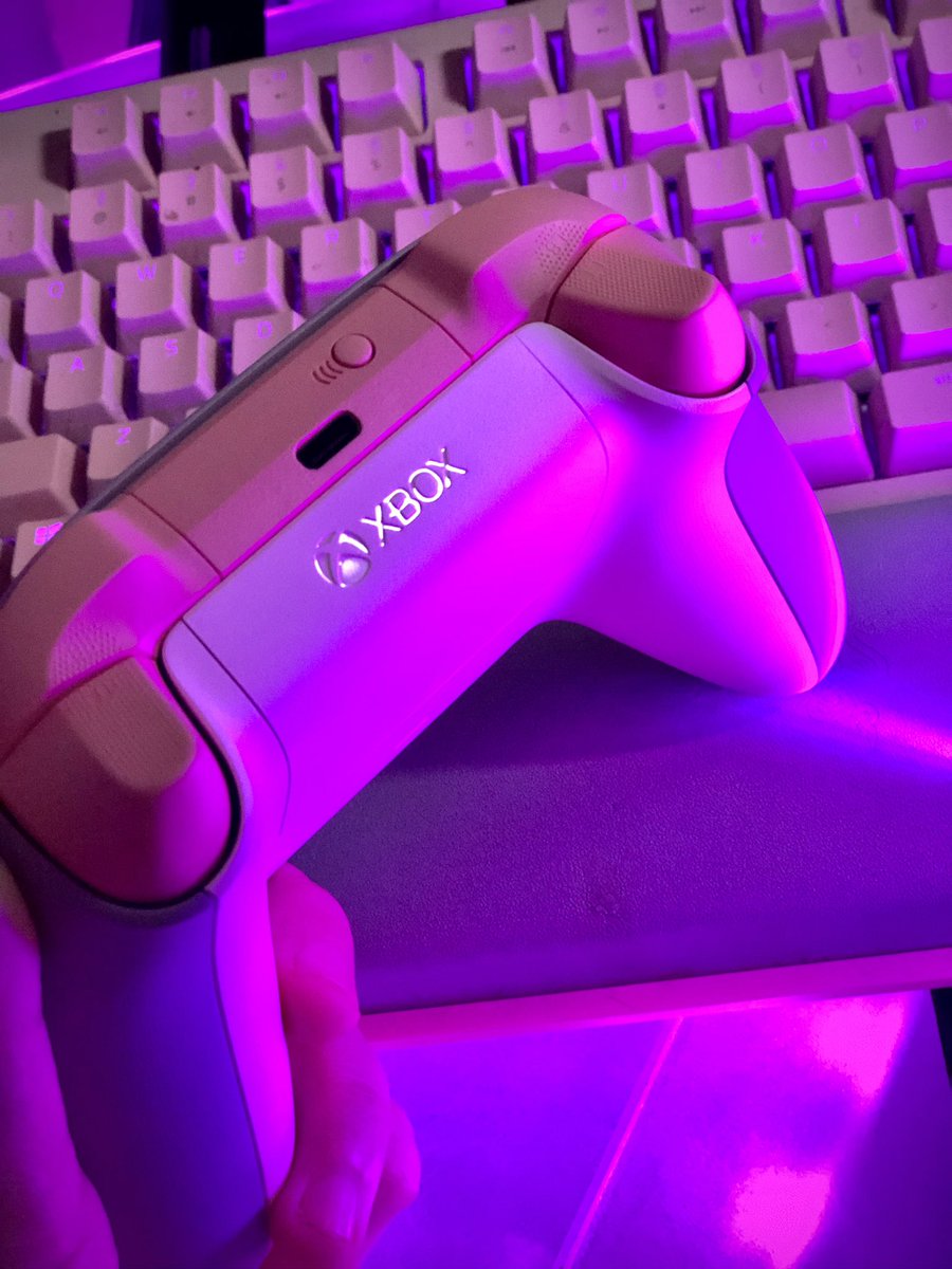dnathmeow's tweet photo. ¡No puedo con lo bello que es mi nuevo control! 🎮💞 lo hicimos custom en la página de #xbox.
.
.
Sientanse libres de presumir sus controles en este post UwU 👉🏻👈🏻
.
.
#dnathmeow #xboxcontroller #xboxonecontroller #xboxone #pink #streamer https://t.co/EaTDOg3gGe
