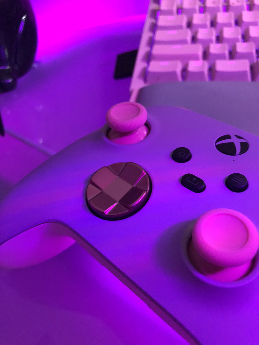 dnathmeow's tweet photo. ¡No puedo con lo bello que es mi nuevo control! 🎮💞 lo hicimos custom en la página de #xbox.
.
.
Sientanse libres de presumir sus controles en este post UwU 👉🏻👈🏻
.
.
#dnathmeow #xboxcontroller #xboxonecontroller #xboxone #pink #streamer https://t.co/EaTDOg3gGe