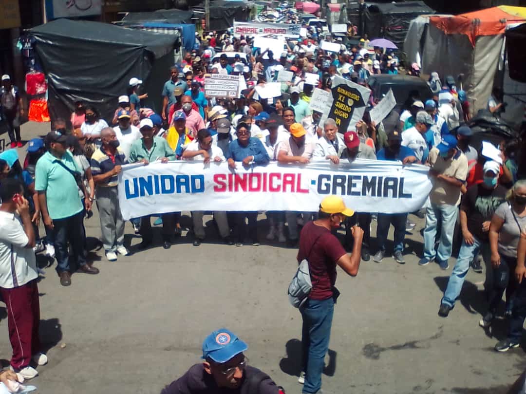 sinvemacumana's tweet photo. Amanecerá y veremos!qué firmaron,y que cancelan? Falta cancelar un 280%, derogación del instructivo ONAPRE, discusión de contrato,entre otros. Quedó demostrado que la voz del magisterio es la voz del pueblo ,seguimos vigilantes del cumplimiento de nuestros derechos. 👍🇻🇪 https://t.co/fnW1rDUq5z