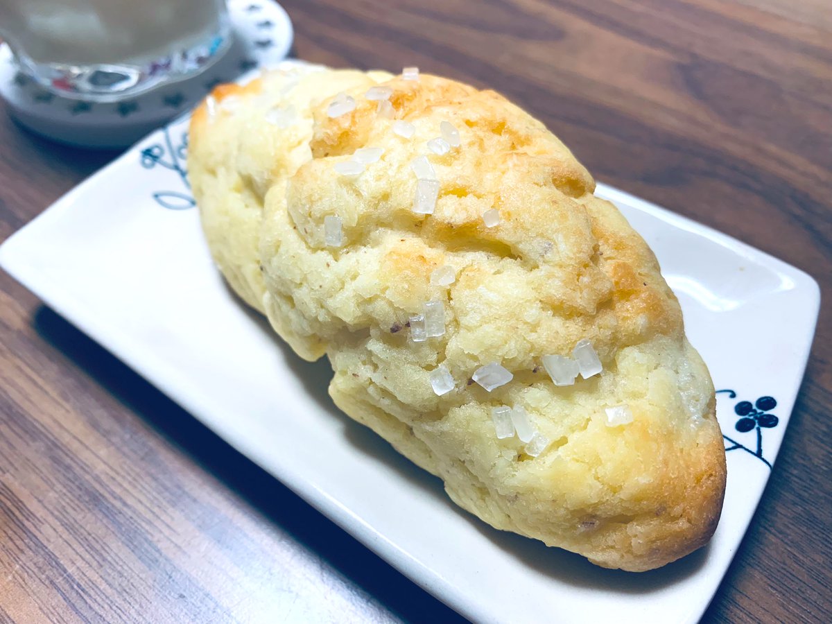 copicopiaki's tweet photo. ベーカリーランコントル 塩メロンパン
仕事でよく行く袋原にパン屋ができていて嬉しくて買う。塩メロンパンは、もっちり織り込んだ塩パンにビスケット生地がかかったもの。パンの塩味とザラメの食感、ビスケットの甘味がバランス良く🍀好き
#ベーカリーランコントル #パン
#PREMIL https://t.co/nB6t9b36BC