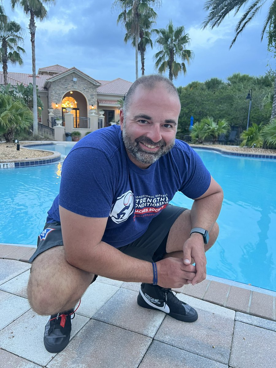 coachcris_'s tweet photo. My buddy just brought me a pair of Off Whites!! 🤩 #sneakerhead #OffWhites https://t.co/6XWcAwKnIe