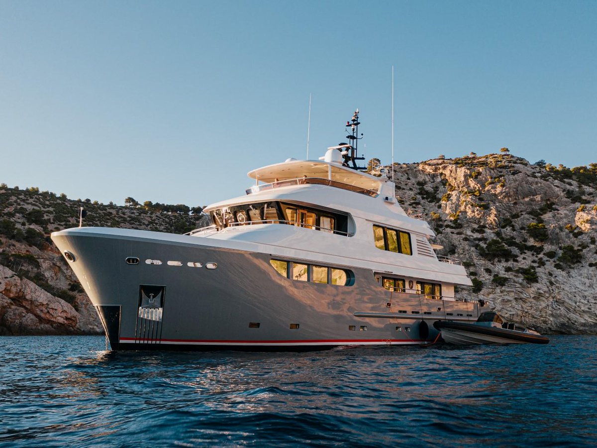 yachtworld's tweet photo. This 2008 Bandido 90 #yacht reminds us of a vacation home... serene surroundings, comfortable lounges, and relaxed vibes. Plus, we'd never want to leave! More on this #currentlyavailable #bandito: https://t.co/vjIKwRfJS3 https://t.co/QfAad4Lwpt