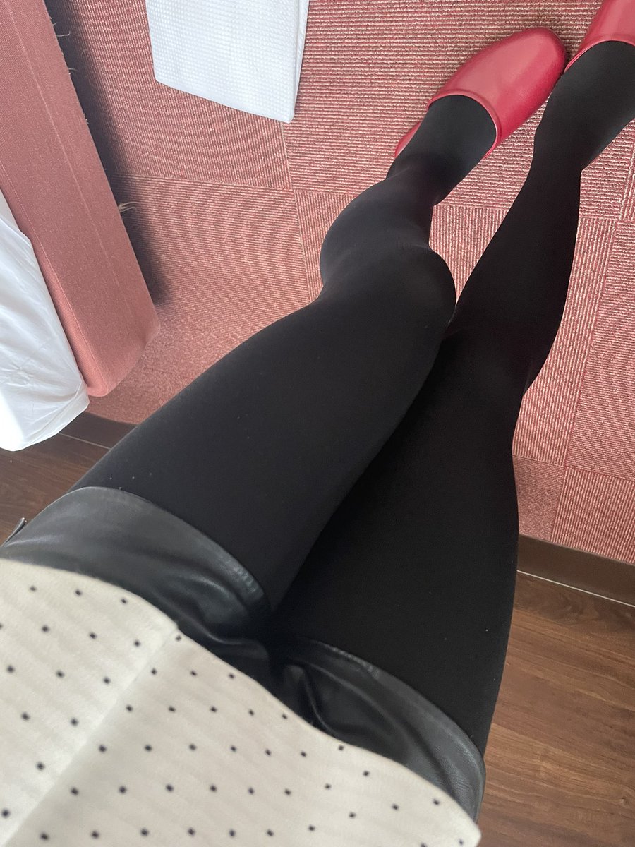 cardcaptor_yuki's tweet photo. おは���う御座います♪
今日も黒い脚と黒い脚で日焼け対策バッチリですけど暑い💦 https://t.co/mbb45kRKjN