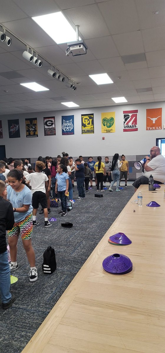 LisethMaravilla's tweet photo. Having fun during recess with a @Playworks game led by our PBIS coordinator, Mr. Crist and our Super aides! Inclement weather can't get us down! @RainbowRidge_VV  #TheRidge #Playworks #RRESeagles https://t.co/i3VKsesIps