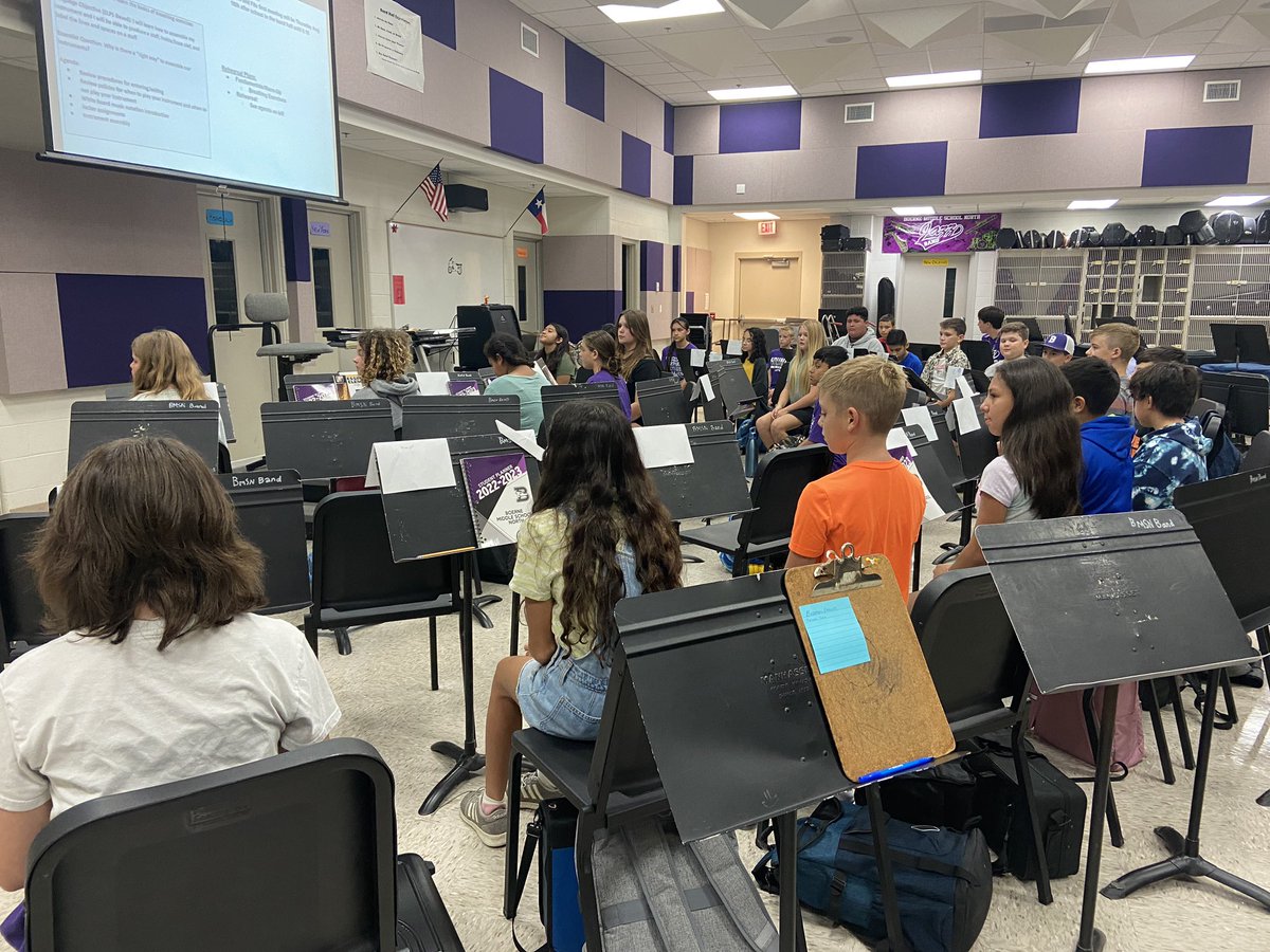 AspireBmsn's tweet photo. I enjoyed getting to visit classrooms today and see the relationships and learning happening! @BoerneMSNorth https://t.co/Mzwen8WaIa