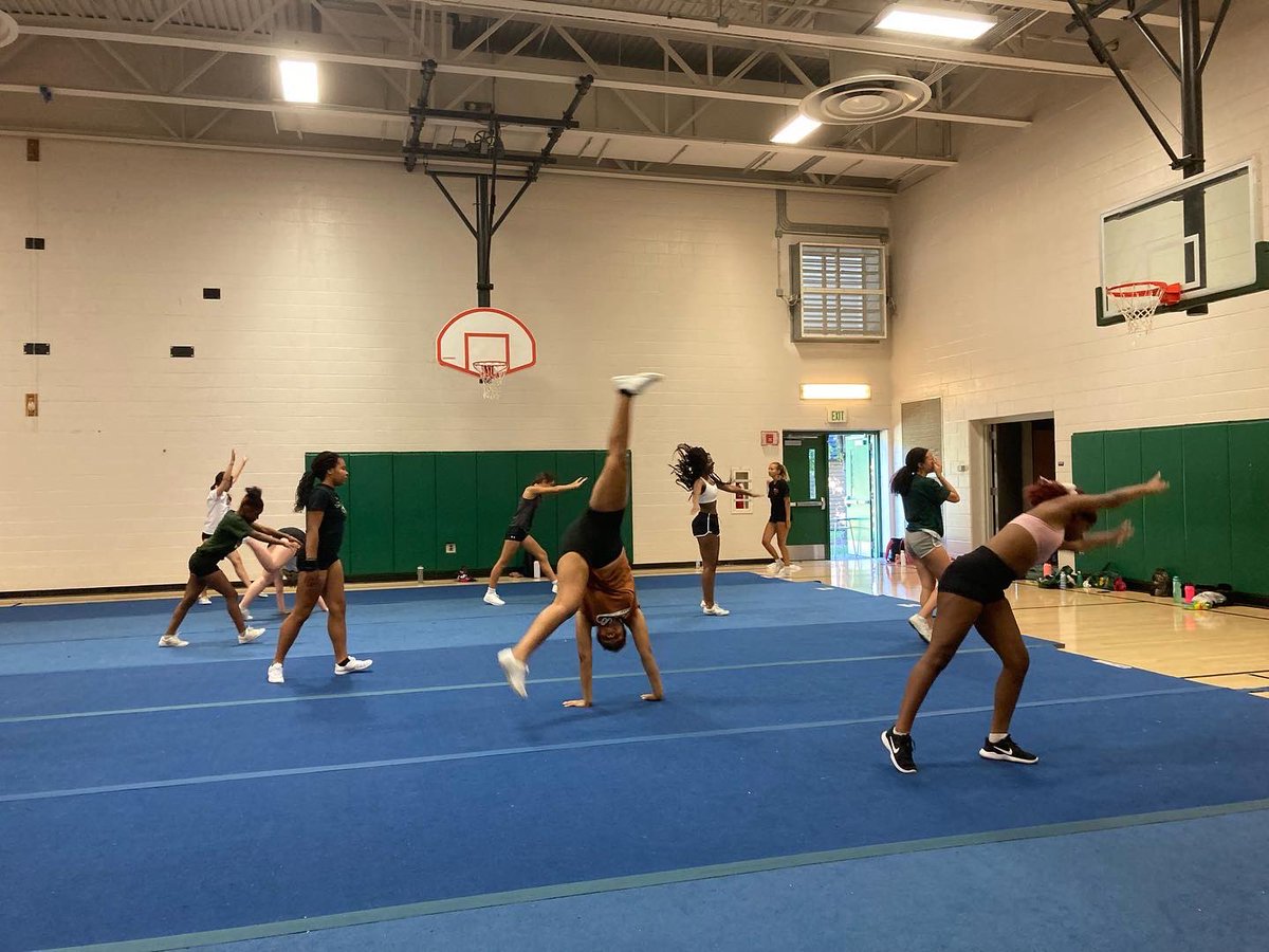 hcpss_wlhs's tweet photo. The best cheer coaches in the county prepping the COUNTY CHAMPS for tomorrow’s assessment! 💚💛📣 #OneTeamOneFamily @wildelakecheer https://t.co/uxIsb0upp4