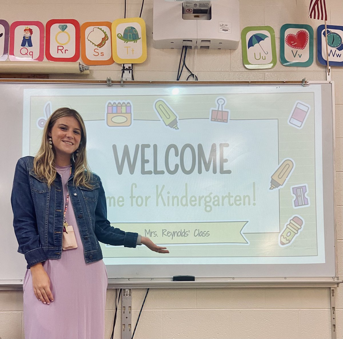 sidneytimbs's tweet photo. I once said I want my life to be beautiful chaos.Beautiful chaos is a chaos full of whirlwind moments, exciting experiences, and overwhelming joy. It’s what makes life beautiful. Sometimes in teaching you get just that. Here’s to starting the week in 1st and ending it in Kinder!! https://t.co/vy15TszMIH