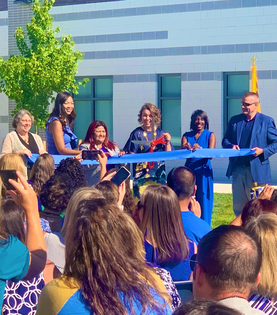 MsWilkinson4th's tweet photo. And so the adventure begins! I’m so honored to be a part of this Waverley community. We are… #onewaverley 🦅💙💛 https://t.co/b1LHcV9YtP