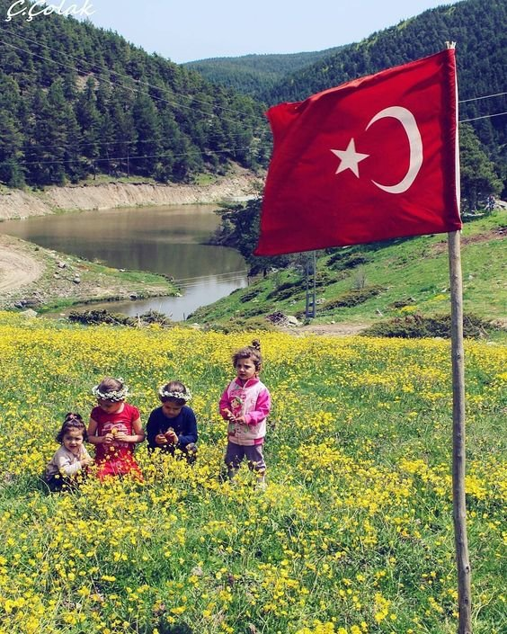 Bayrak...

Nereye dikersen orası vatan
Varlığı bir gurur, gölgesi huzur...
Mutlak güvendedir altında yatan
Özgürlük sembolü tek bayrak budur! 🇹🇷