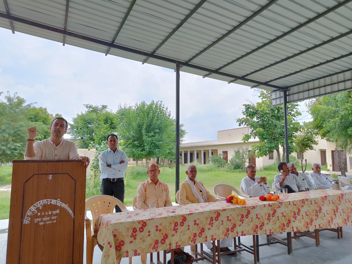 sitaramlamba's tweet photo. कल राजस्थान के 1 करोड़ स्कूली बच्चों ने एक समय पर एक साथ देशभक्ति गीत गाने का विश्व रिकॉर्ड क़ायम किया है ! 
मैं मेरे गाँव के स्कूल में जहां मैंने पढ़ाई की है , उपस्थित हुआ और इस शानदार गौरवशाली पल का साक्षी बना। @ashokgehlot51 https://t.co/9Alwv8VKqx