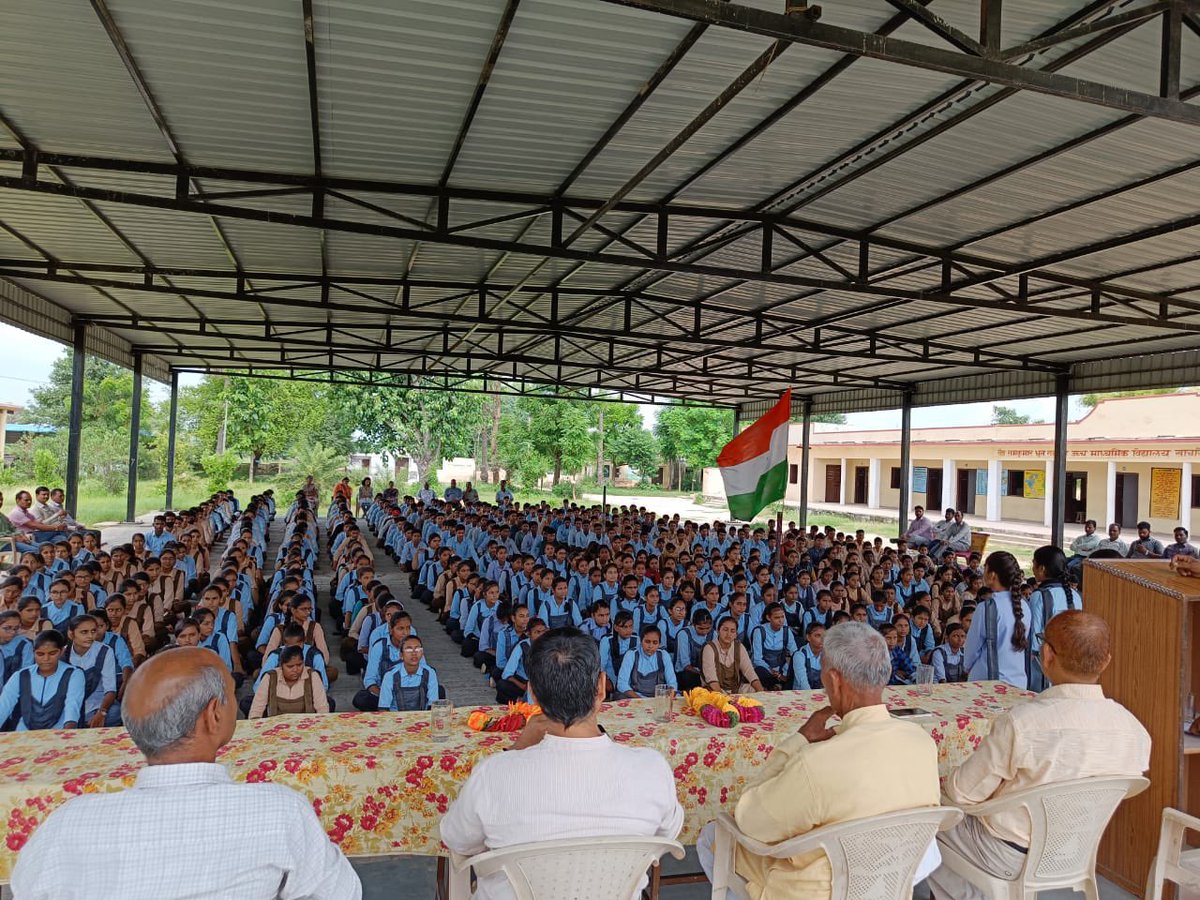 sitaramlamba's tweet photo. कल राजस्थान के 1 करोड़ स्कूली बच्चों ने एक समय पर एक साथ देशभक्ति गीत गाने का विश्व रिकॉर्ड क़ायम किया है ! 
मैं मेरे गाँव के स्कूल में जहां मैंने पढ़ाई की है , उपस्थित हुआ और इस शानदार गौरवशाली पल का साक्षी बना। @ashokgehlot51 https://t.co/9Alwv8VKqx