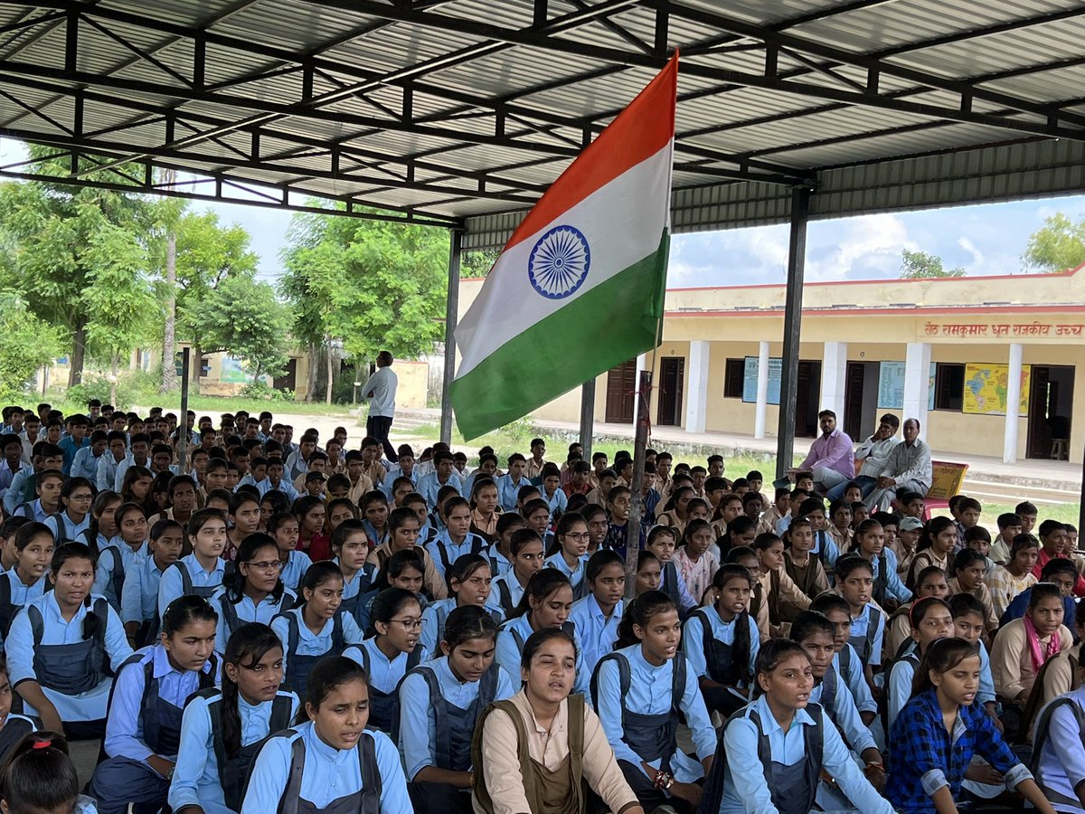 sitaramlamba's tweet photo. कल राजस्थान के 1 करोड़ स्कूली बच्चों ने एक समय पर एक साथ देशभक्ति गीत गाने का विश्व रिकॉर्ड क़ायम किया है ! 
मैं मेरे गाँव के स्कूल में जहां मैंने पढ़ाई की है , उपस्थित हुआ और इस शानदार गौरवशाली पल का साक्षी बना। @ashokgehlot51 https://t.co/9Alwv8VKqx