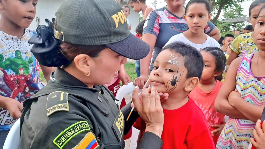 PoliciaMonteria's tweet photo. Con nuestras unidades de #Prevención y Educación Ciudadana, realizamos #CineAlBarrio así como actividades lúdicas y recreativas a nuestros jóvenes de la Urbanización Los Recuerdos de #Montería. Promovemos espacios de participación ciudadana. #YoProtejoLaNiñez @region6policia https://t.co/kPkkuSRaea