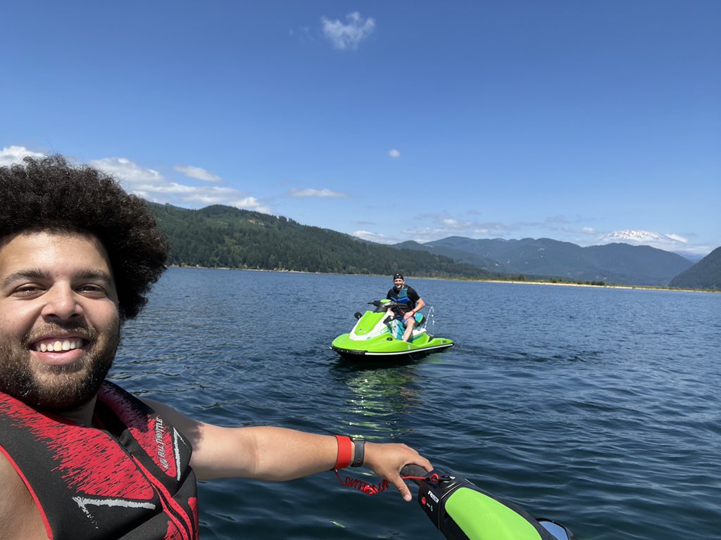 CoachWhiteUSD's tweet photo. Yale Lake for the win today! Awesome day spent with the family @kurtpatterson81 on his sweet new jet skis! https://t.co/GyxOiigMxV