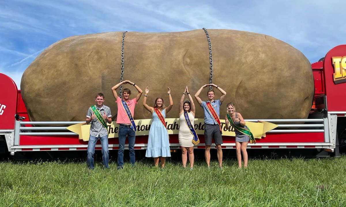 BigIdahoPotato's tweet photo. The Mercer County Fair in Celina, Ohio was a fun time! We had a few people come up and tell us that the 4-ton tater was the main reason they had to stop by! Thank you for having us, Celina! 🥔🫶🏼
#bigidahopotato #idahopotato #imapotato #potato #mercercountyfair #celinaoh https://t.co/y0f4Cgc4qn