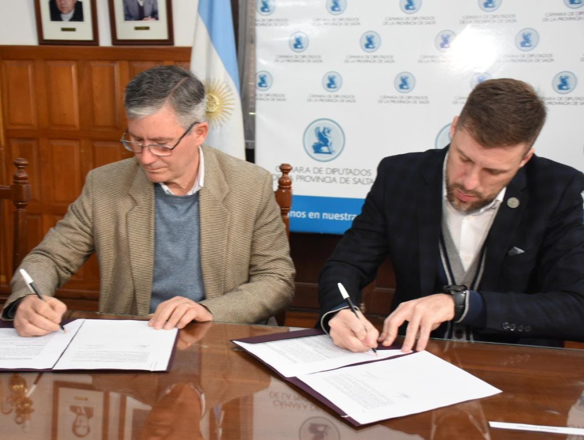 GroomingArg's tweet photo. 🇦🇷 #Salta | ✍️ Celebramos la firma de un convenio con la @camdipsalta, a través del Presidente @tutyamat y la Diputada @CarolinaCeaglio con el Dr. @HernanGNavarro, en el cual llevaremos a cabo acciones de concientización y sensibilización en relación al delito de #Grooming. https://t.co/UK67M9dE0N