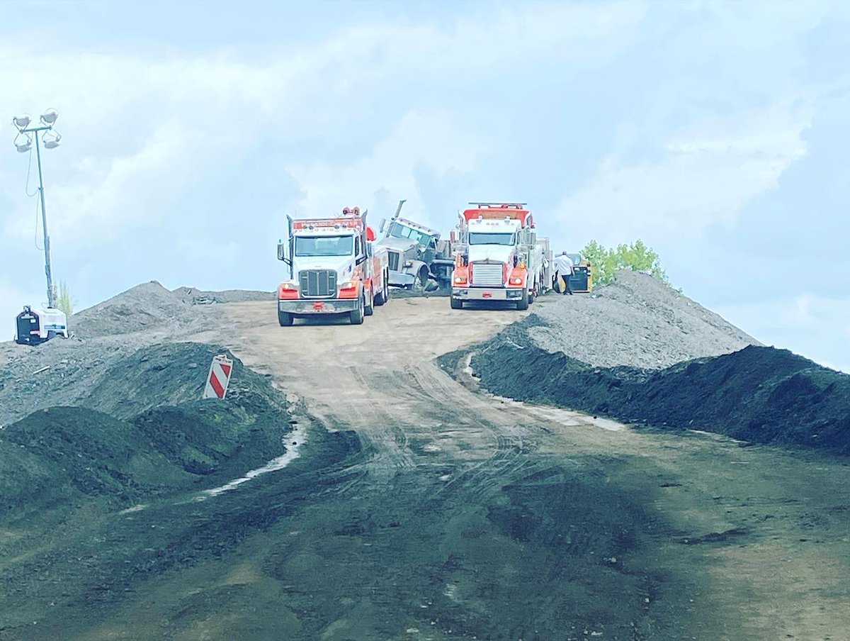 TowingHaulingPA's tweet photo. We always stay on top of our game!!! #towinghaulingpittsburgh #teamorange🍊 #gravel #situationhandled #pittsburghsfinest https://t.co/vFltixTN9H