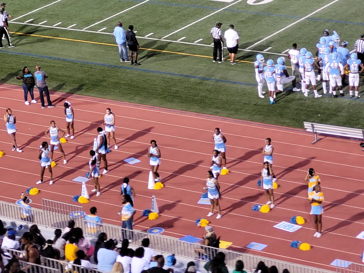 smithclass128's tweet photo. View from the Lakewood Stadium Skybox! Raider of the Week Announcements & Shout Outs Brought to you by #ThatSWLitSquad Mays Media Center! @drkalag @DrWilkinsBEMHS @APSMaysRaiders #readersarerecognizedleaders https://t.co/m2DJ2XURgw