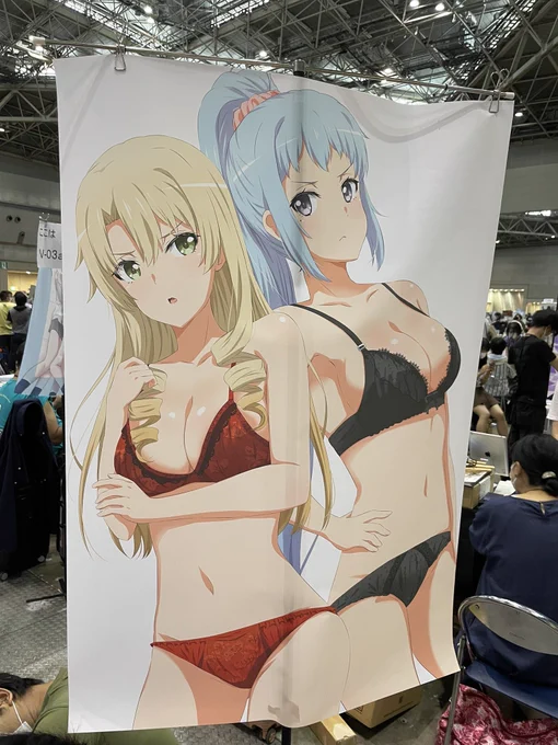 私の後ろに私の絵のポスターがあります。エッチな挿絵書いてます 