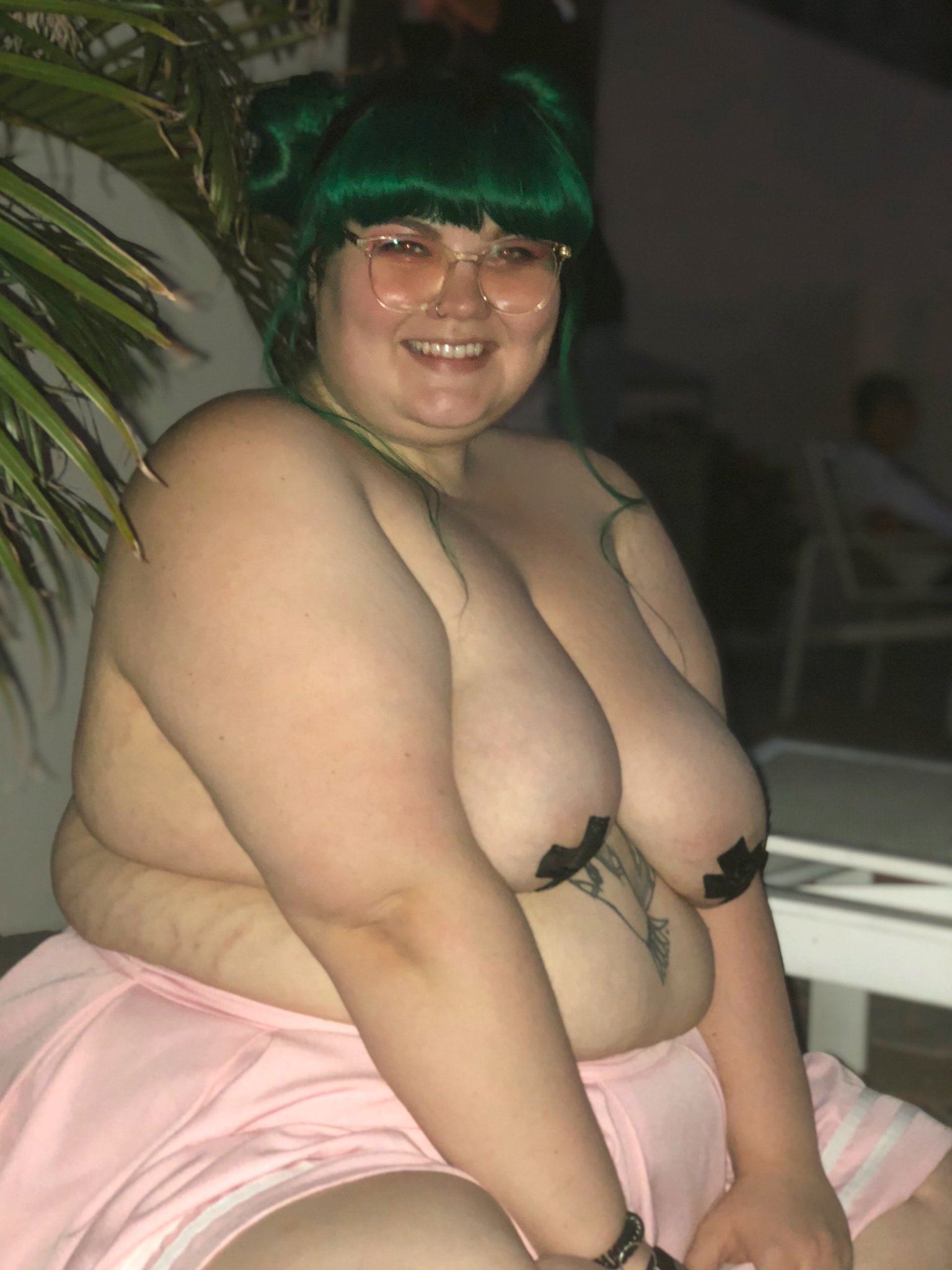 1 pic. Titties out at the pool 🥰 https://t.co/9cIxorA3fF