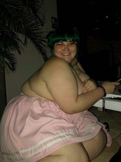 Titties out at the pool 🥰 https://t.co/9cIxorA3fF<a href="/tag/mvsales"class="tags"><span>#mvsales</span></a>