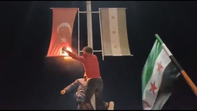 Biz Türk askerleri #Suriye de Şehit olurken Suriyeli Tosunların sahillerde nargilede ne işleri var dediğimizde bize hönküren, bize faşist, ırkçı diyen angutlar şimdi neredeler? O Tosunlar bayrağımızı yakarken ne hissediyorlar acaba?
Ayrıca: Mutlu musun <a href="/ahmethc/">ahmet hakan</a> ?
 #لن_نصالح