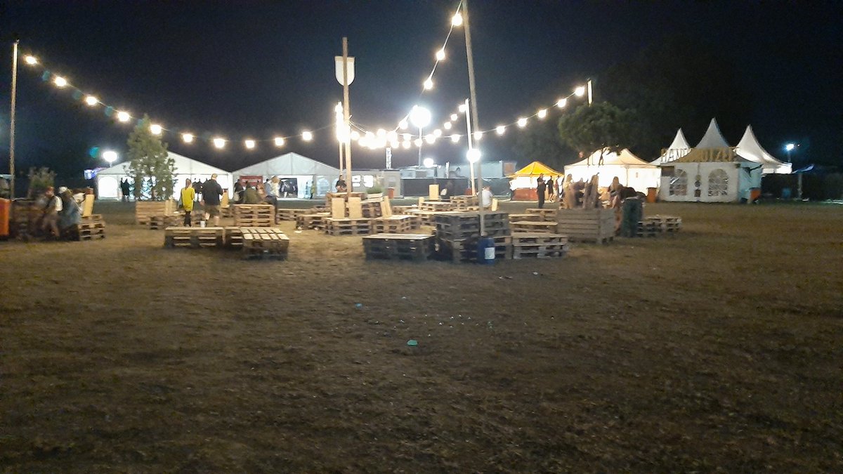 4duckie2see's tweet photo. Denkend aan Rotterdamse parken na zonnige dag neem ik afscheid van terrein Haldern deze nacht... en nee er is nog niet opgeruimd, want ligt ergens patatzak. #hpf22 #haldernhitte https://t.co/zApiuiW32A