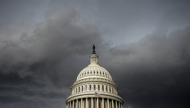 近段时间以来，由于美国经济陷入衰退、通货膨胀率居高不下，美国总统拜登及民主党陷入政治危机。目前，距离中期选举只剩下3个月，但据美国媒体报道，对美国中期选举结果有指示作用的三项指标：民众对现状的满意程度、现任总统的支持率和国会的支持率，均对民主党不利。