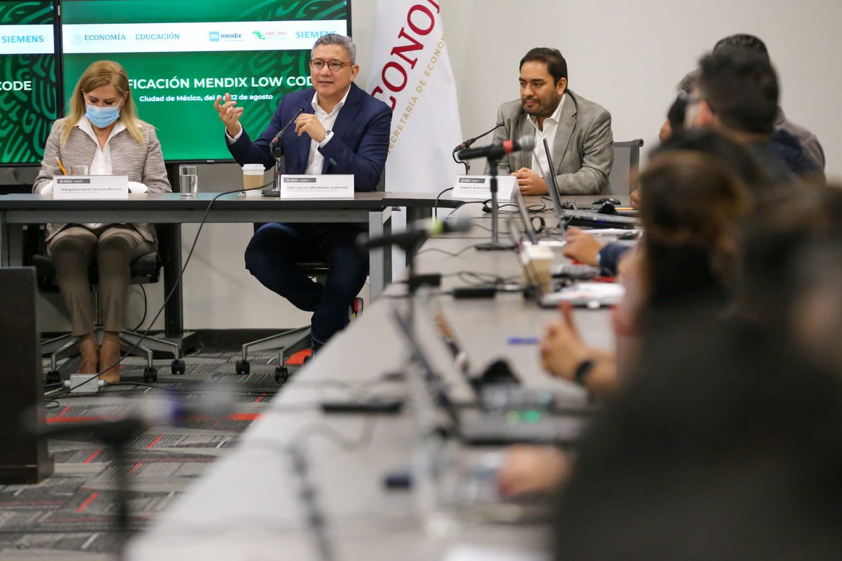 jcaltamirano's tweet photo. Gran semana para la #democratización #tecnológica en #Mx. El lunes @Siemens_Mexico comenzó la capacitación en #LowCode a #profesores de @ccecyte que harán lo propio con #alumnos en 30 estados de la república. @ABmungaray, titular de @Economia_UDP, arrancó el proceso por @SE_mx🧵 https://t.co/aO8iniiJoI