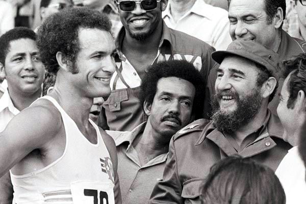 Hace 40 años, cuando ya Alberto Juantorena 'con el corazón' y sus piernas, había estremecido a #Cuba con dos títulos olímpicos, repitió hazaña en Habana'82. Hoy, él y los médicos luchan por su vida y #Cuba espera que triunfen también. Salud campeón.