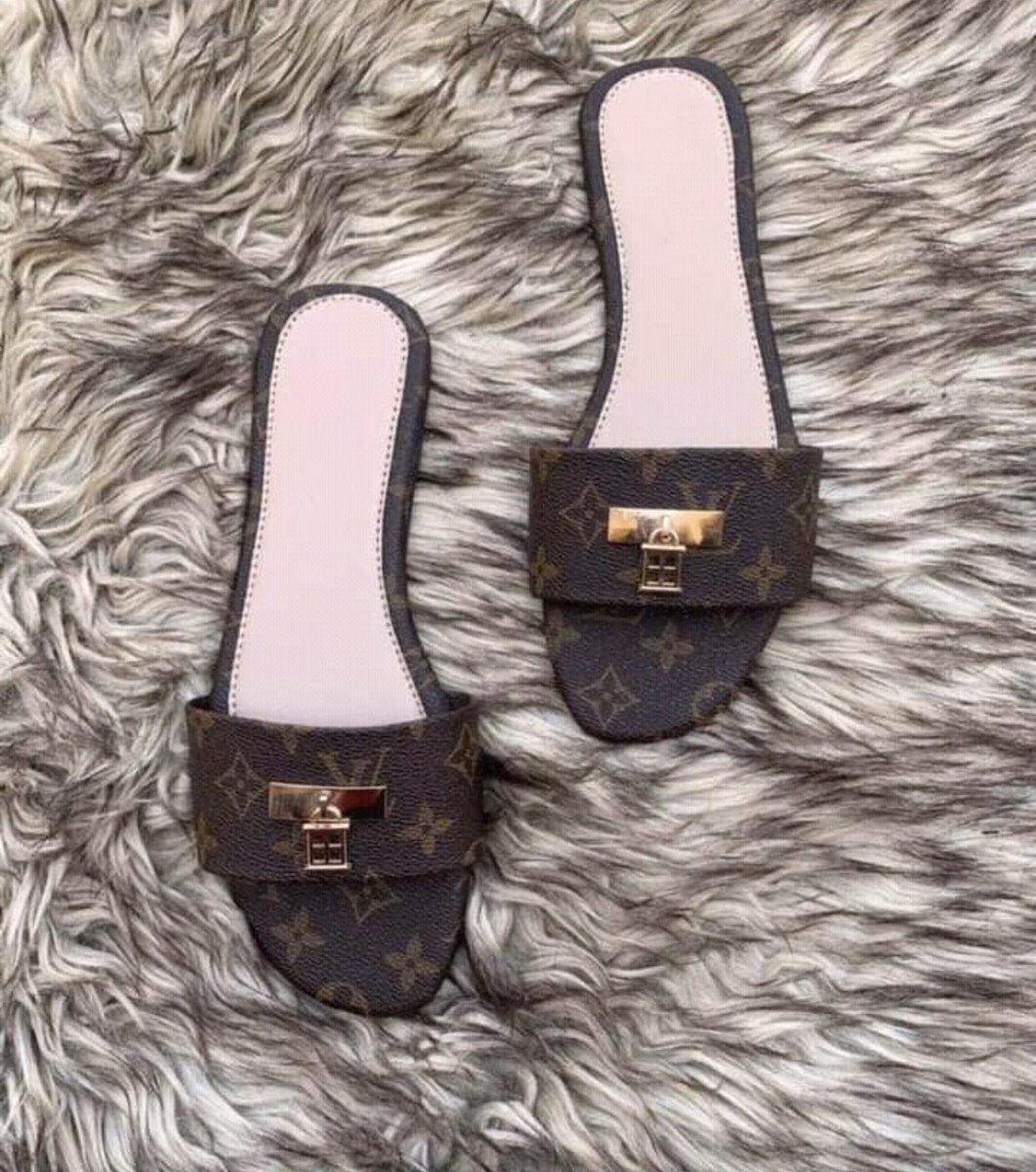 zahrazaria's tweet photo. Good day everyone,I sell these elegant shoes in all sizes and colors dm for more samples☺️❤️
3k,3500 
kaduna/nationwide delivery 
pilis retweet DanAllah thnkyou🙏❤️ https://t.co/rwm7IkBYOX