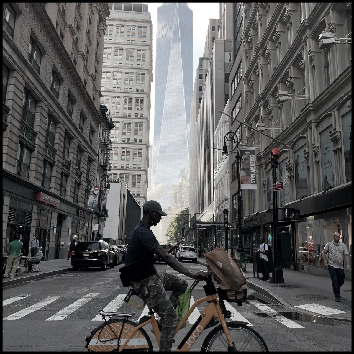 Bike.
.
.
.
Photo: @AvilaSimpson / 2022 #color #bike #colorphotography #newyork #newyorkcity #uspeople #everydayeverywhere #street #instatravel #maquigrafia #alvaroavilasimpson #natgeo #usa🇺🇸 #streetphotography #light #bikephotography #shootoniphone #fullframe