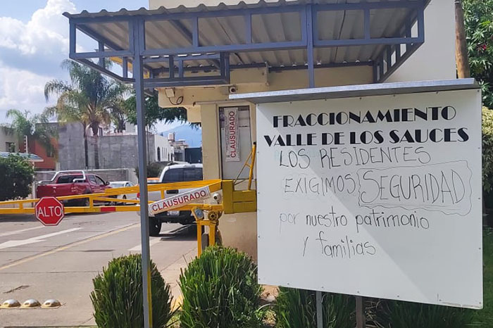Vecinos de Valle de los Sauces, en #Morelia, sin garantías de seguridad y ahora sin caseta de vigilancia

Hace 15 años, los vecinos se cooperaron para instalar la caseta, pero ahora el Ayuntamiento la clausuró por violar el derecho al libre tránsito

➡ bit.ly/3Qo9q6j