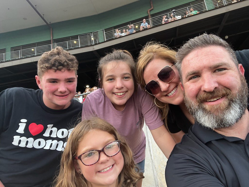 HeathWShearon's tweet photo. @ARTravs  please put our picture up!! We love the Travs !!! https://t.co/5SruMNw9S1