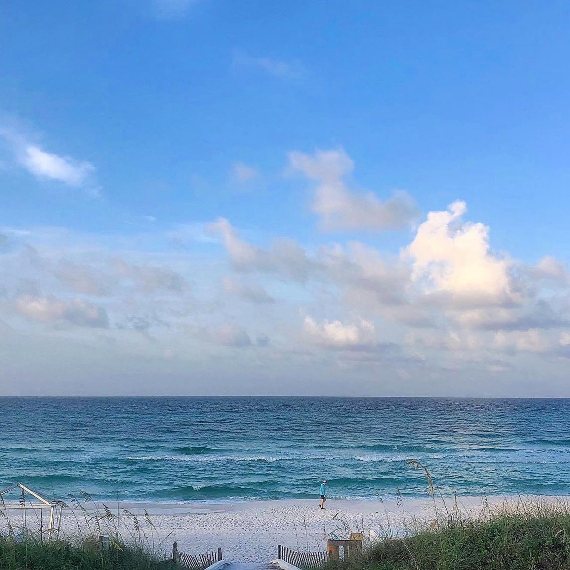 There’s nothing like enjoying a Gulf breeze as you dine al fresco. 🤌🍕🍷 📷: @leah_sells_dreams