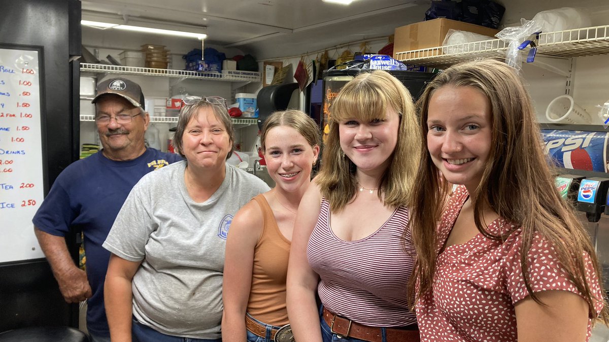 FH_Highschool's tweet image. Fed Hock FFA serves up the smiliest sandwiches at the fair!