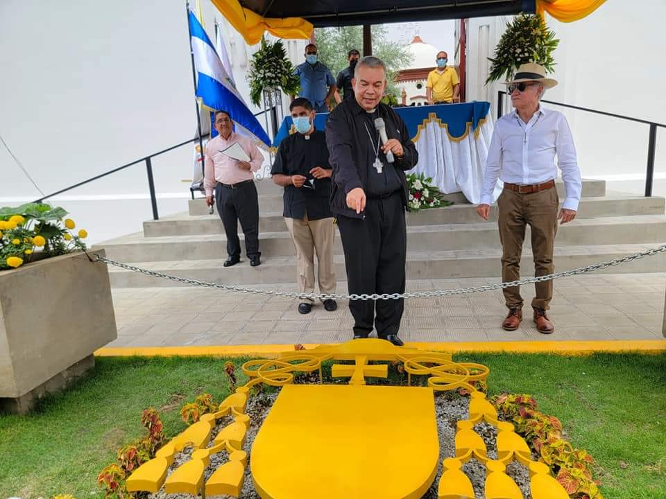 Estas imágenes desmienten toda especulación en torno a la supuesta persecución Estatal contra la iglesia en Nicaragua.  Monseñor René Sandigo y el alcalde de León inauguraron el Testero de la Insigne Basílica Catedral de León.