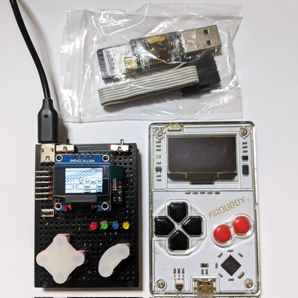 Chamekan いまメルカリでarduboy検索するとでてくる自作のarduboyを購入しました よくできてます いろんなバリエーションがあって 800 2400円ですが 全部入りの2400円をおすすめします Ch340gのシリアルインターフェース付 3dプリンタ製ボタン