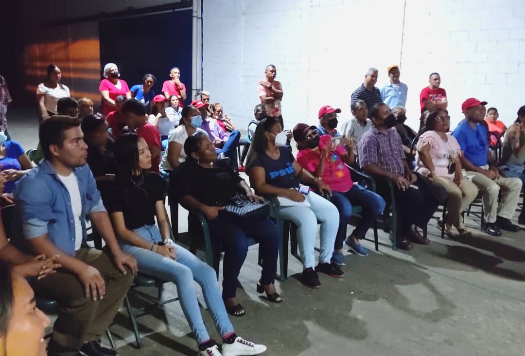 Nos cayó la noche en Zaraza #12Ago

A esta hora estamos reunidos en el Galpón la Algodonera, con las estructuras del <a href="/PartidoPSUV/">PSUV</a> municipal, explicando y debatiendo el reglamento que rige las elecciones de nuestras bases que se realizará en los próximos días.

Viva el #Psuv! 🇻🇪