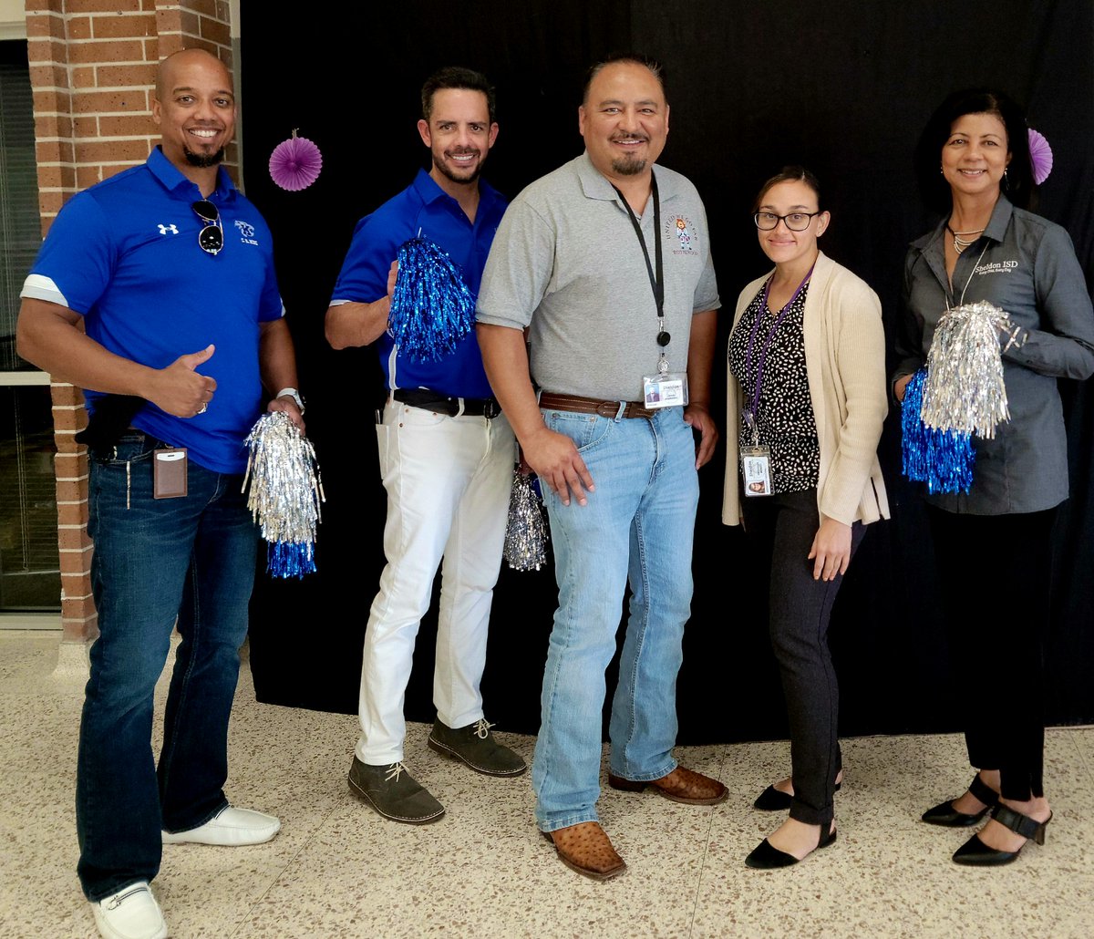 KarenDGallow's tweet photo. Loved taking a moment to celebrate @Sheldon_Tigers @GarrettGatorWay @MonahanElem @CarrollColts @RoyalwoodLions for earning an A in academic growth. So proud of these @SheldonISD leaders and everyone on their teams! https://t.co/6Mkcbo0Vry