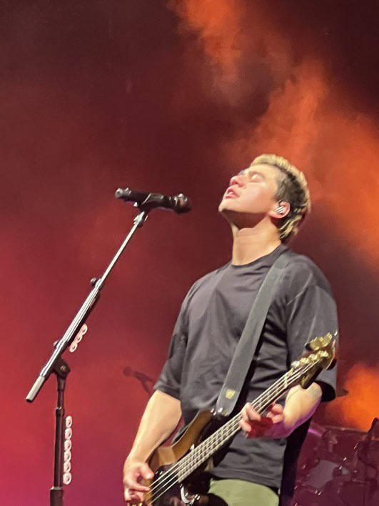 N0SHAME_CTH's tweet photo. the sluttiest thing a man can do is be calum hood doing his head tilt thing https://t.co/UiuYP6DUzj