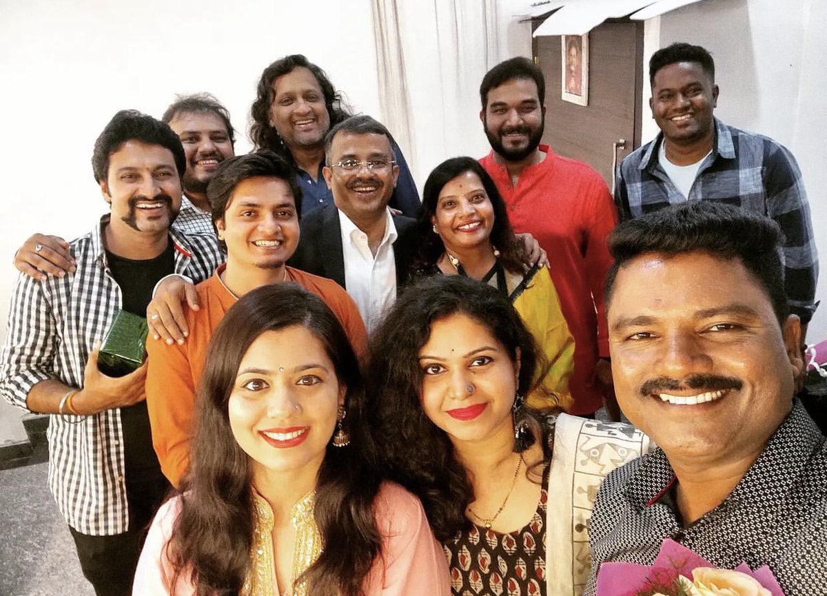 MadeinBengaluru's tweet photo. One set of magicians behind the now very much loved song, #Banniri! 🎶 🎶 

Watch here,
⬇️⬇️⬇️⬇️⬇️ 

https://t.co/yxnuVmIPGZ

@MadeinBengaluru @pradeepksastry @pk_ashwin @balakrishna1812 @harshadhwani @rohithbhat_u 
#MadeinBengaluru #Kannada #sandalwood #zeekannada #saregama https://t.co/NnEIGQR4oF