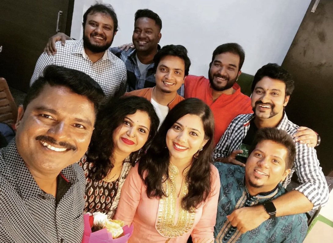 MadeinBengaluru's tweet photo. One set of magicians behind the now very much loved song, #Banniri! 🎶 🎶 

Watch here,
⬇️⬇️⬇️⬇️⬇️ 

https://t.co/yxnuVmIPGZ

@MadeinBengaluru @pradeepksastry @pk_ashwin @balakrishna1812 @harshadhwani @rohithbhat_u 
#MadeinBengaluru #Kannada #sandalwood #zeekannada #saregama https://t.co/NnEIGQR4oF