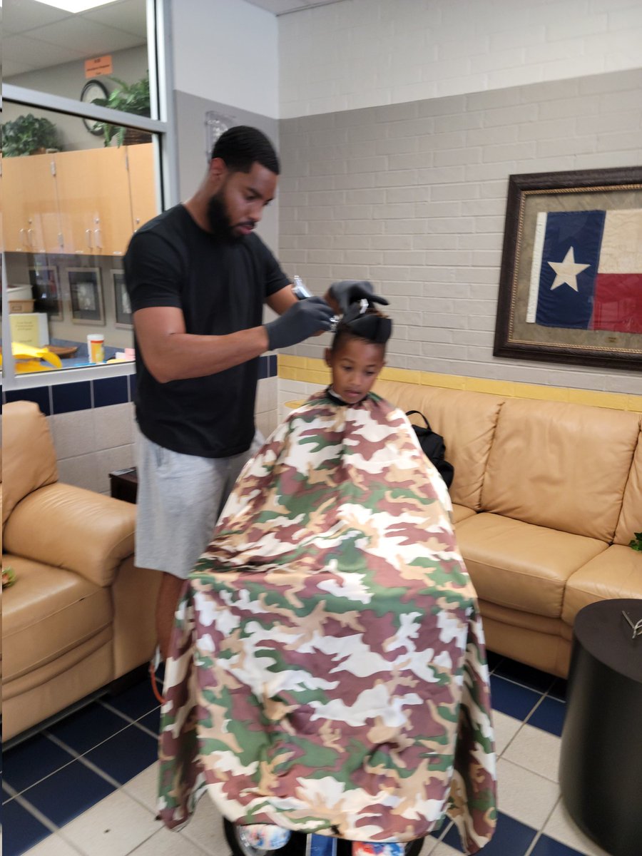 HirschHawk's tweet photo. Thank you @tbchosen for giving our scholars free haircuts to make sure they shine on the 1st day! #believeinspring #itstimetosoar @SpringISD https://t.co/SY02AwCmqK