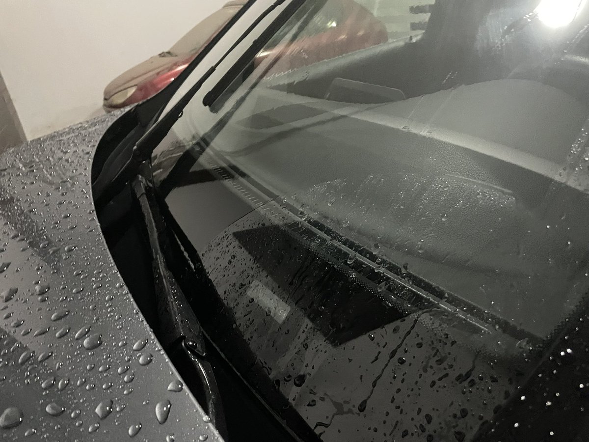 anarlb's tweet photo. @GNPSeguros  gracias por cagotearme los limpiabrisas originales de la agencia por andarme mandando a talleres que hacen mal la instalación de otras piezas. ¿También me van a querer dar partes chinas? https://t.co/pFUuULbOji