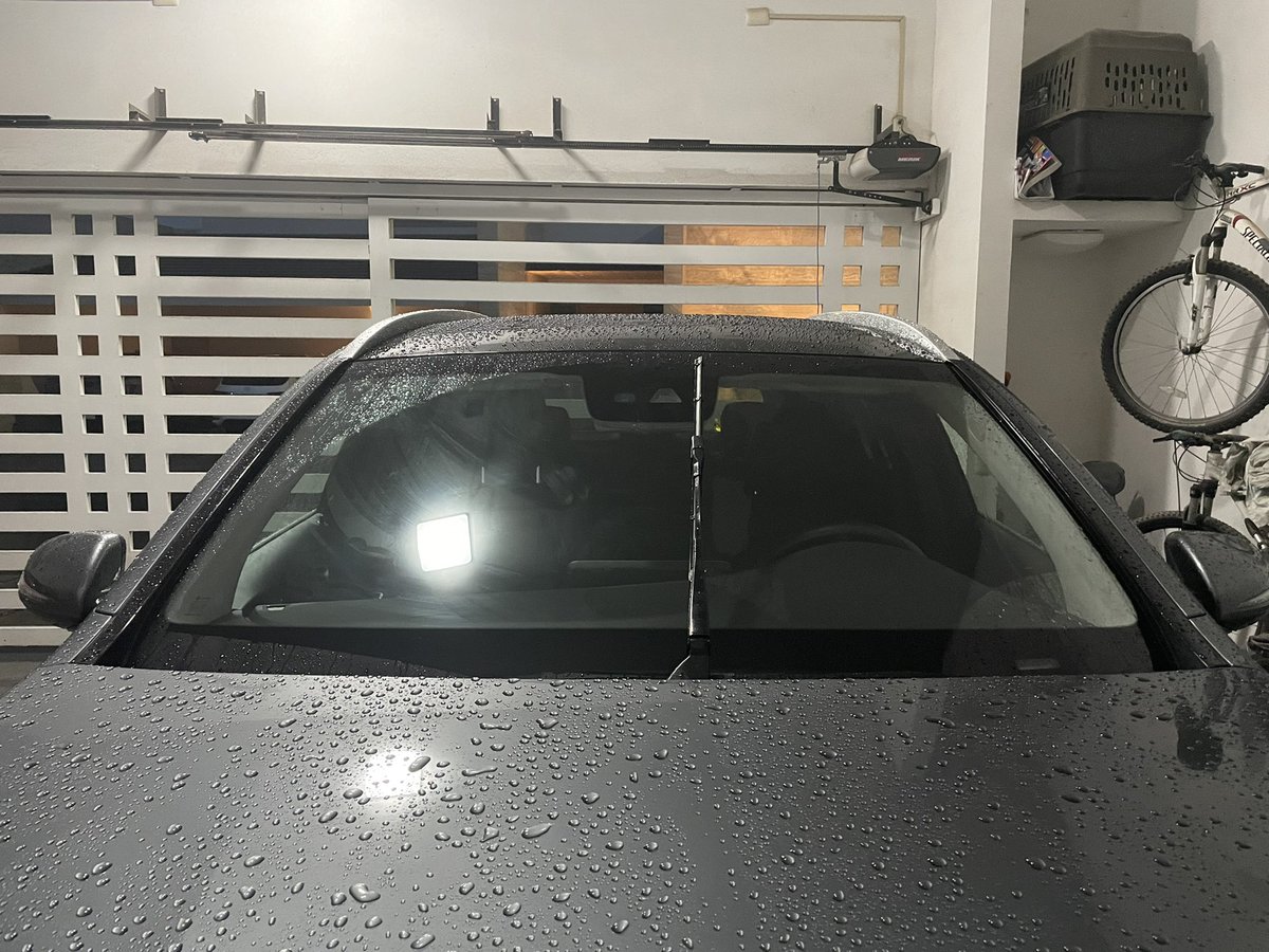 anarlb's tweet photo. @GNPSeguros  gracias por cagotearme los limpiabrisas originales de la agencia por andarme mandando a talleres que hacen mal la instalación de otras piezas. ¿También me van a querer dar partes chinas? https://t.co/pFUuULbOji