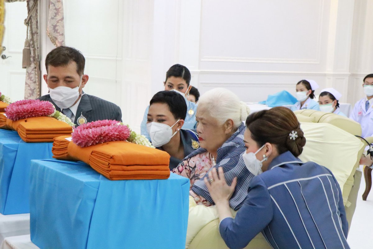 KhaosodOnline's tweet photo. พระบาทสมเด็จพระเจ้าอยู่หัวและสมเด็จพระนางเจ้า ฯ พระบรมราชินีเสด็จพระราชดำเนินพร้อม สมเด็จพระเจ้าลูกเธอ 2 พระองค์ ทรงเฝ้าฯ สมเด็จพระนางเจ้าสิริกิติ์ พระบรมราชชนนีพันปีหลวง เนื่องในโอกาสคล้ายวันพระราชสมภพ 12 สค. https://t.co/chXyqJjqoT