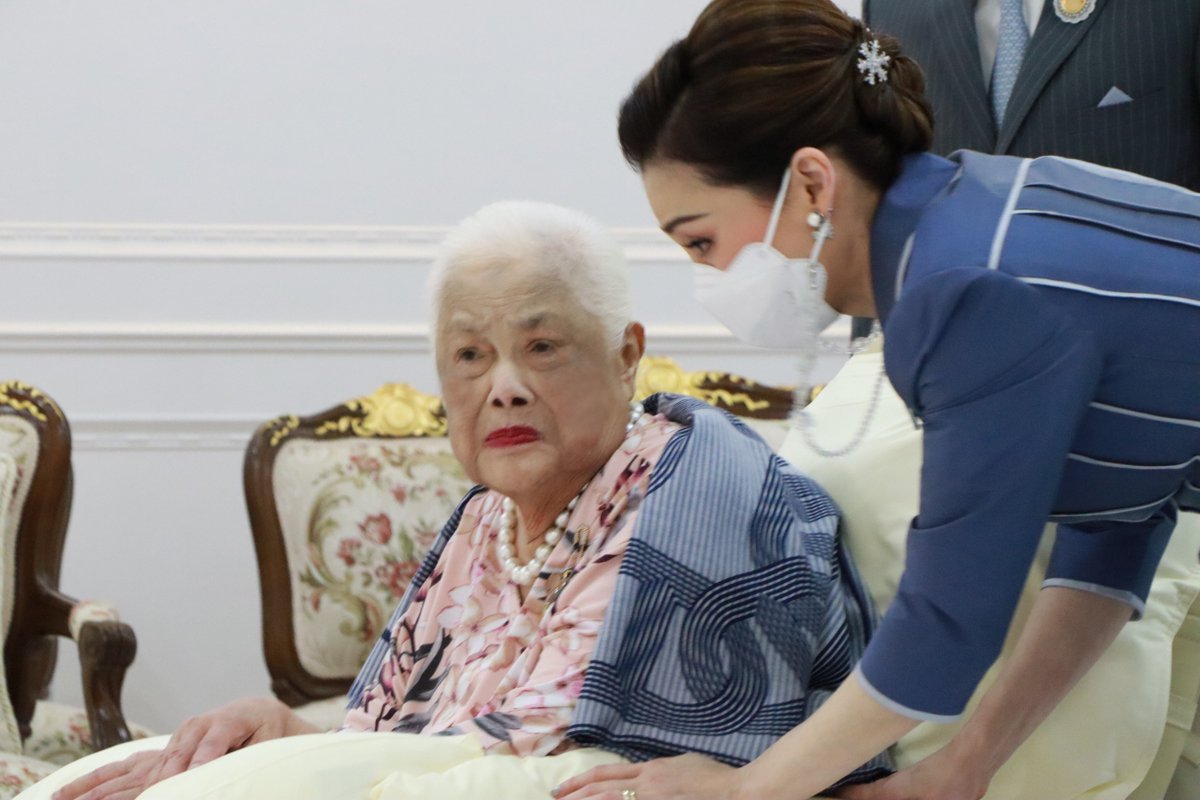 KhaosodOnline's tweet photo. พระบาทสมเด็จพระเจ้าอยู่หัวและสมเด็จพระนางเจ้า ฯ พระบรมราชินีเสด็จพระราชดำเนินพร้อม สมเด็จพระเจ้าลูกเธอ 2 พระองค์ ทรงเฝ้าฯ สมเด็จพระนางเจ้าสิริกิติ์ พระบรมราชชนนีพันปีหลวง เนื่องในโอกาสคล้ายวันพระราชสมภพ 12 สค. https://t.co/chXyqJjqoT
