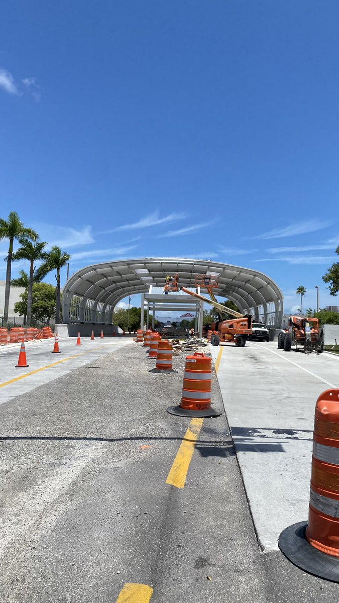 SDadebrtupdates's tweet photo. Main structure for the station entrance / vestibule completed at Marlin Road Station. Station Pylon completed as well. Marlin Road Station advances closer to completion. 

#SouthCorridorBRT
#MiamiSMARTProgram 
#MiamiSMARTPlan https://t.co/iTVhn0Toyj