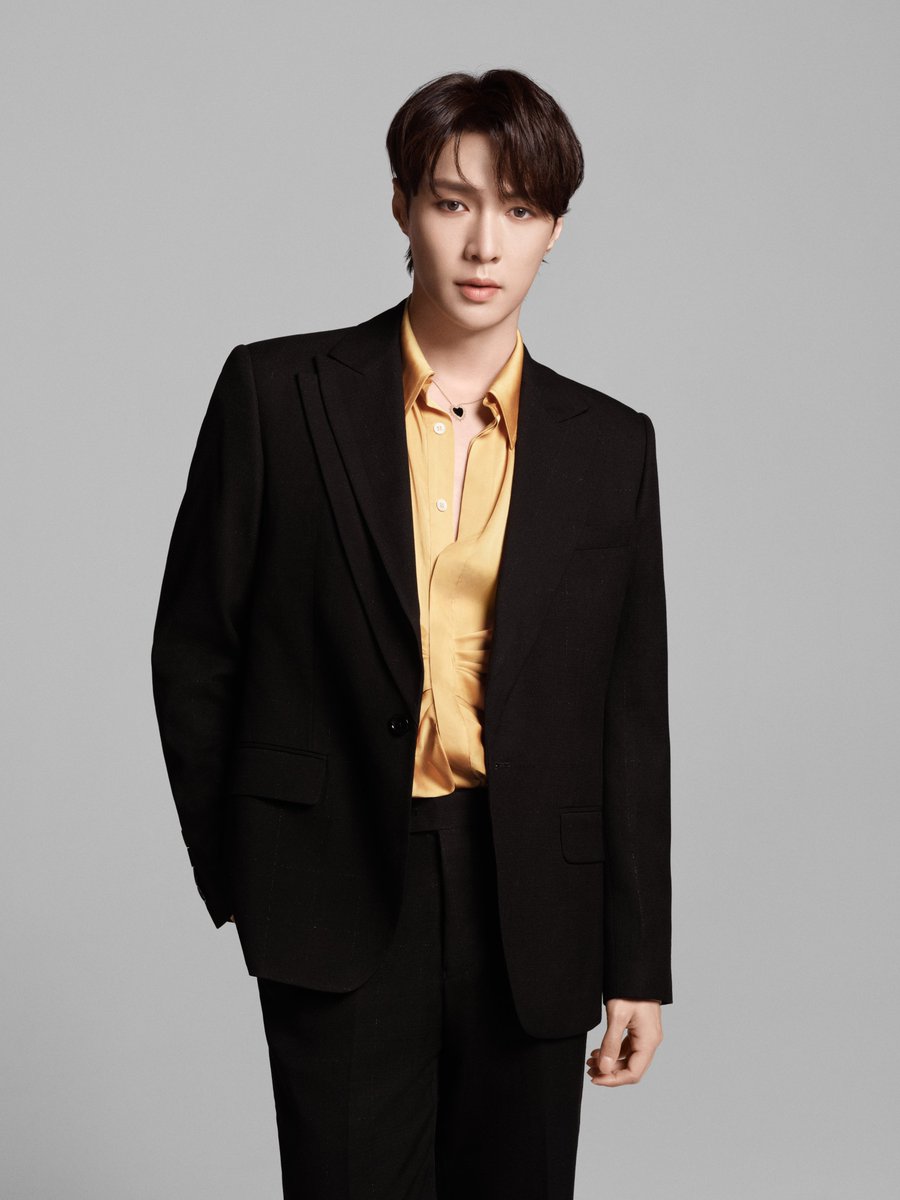 lay_studio's tweet photo. Boss @layzhang is eternally calm. He is the interpretation of an elegant gentleman. https://t.co/GReUz9ukzK